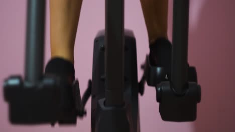 persona que hace ejercicio en un cross-trainer