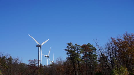 Windturbinen,-Die-An-Einem-Sonnigen,-Klaren-Herbsttag-In-Betrieb-Sind