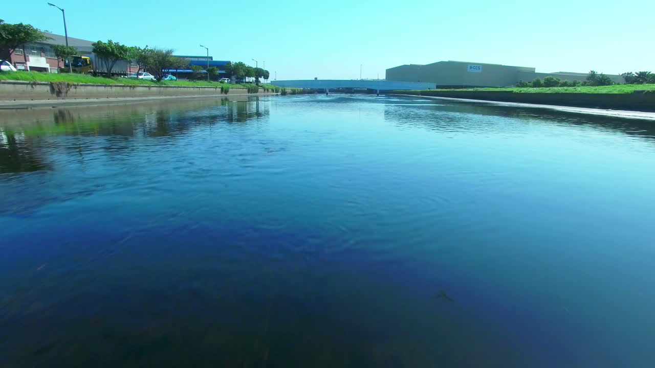 도시 풍경 의 다리 아래 의 운하