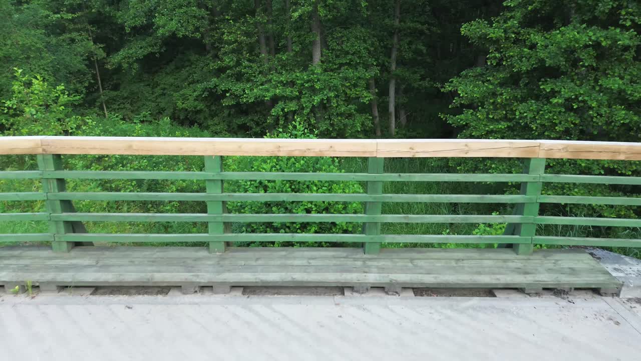 explore la poesía de la naturaleza al amanecer. el dron se desliza sobre el encantador lago de europa, el exuberante bosque y una majestuosa presa de agua, ofreciendo un ballet a vista de pájaro.