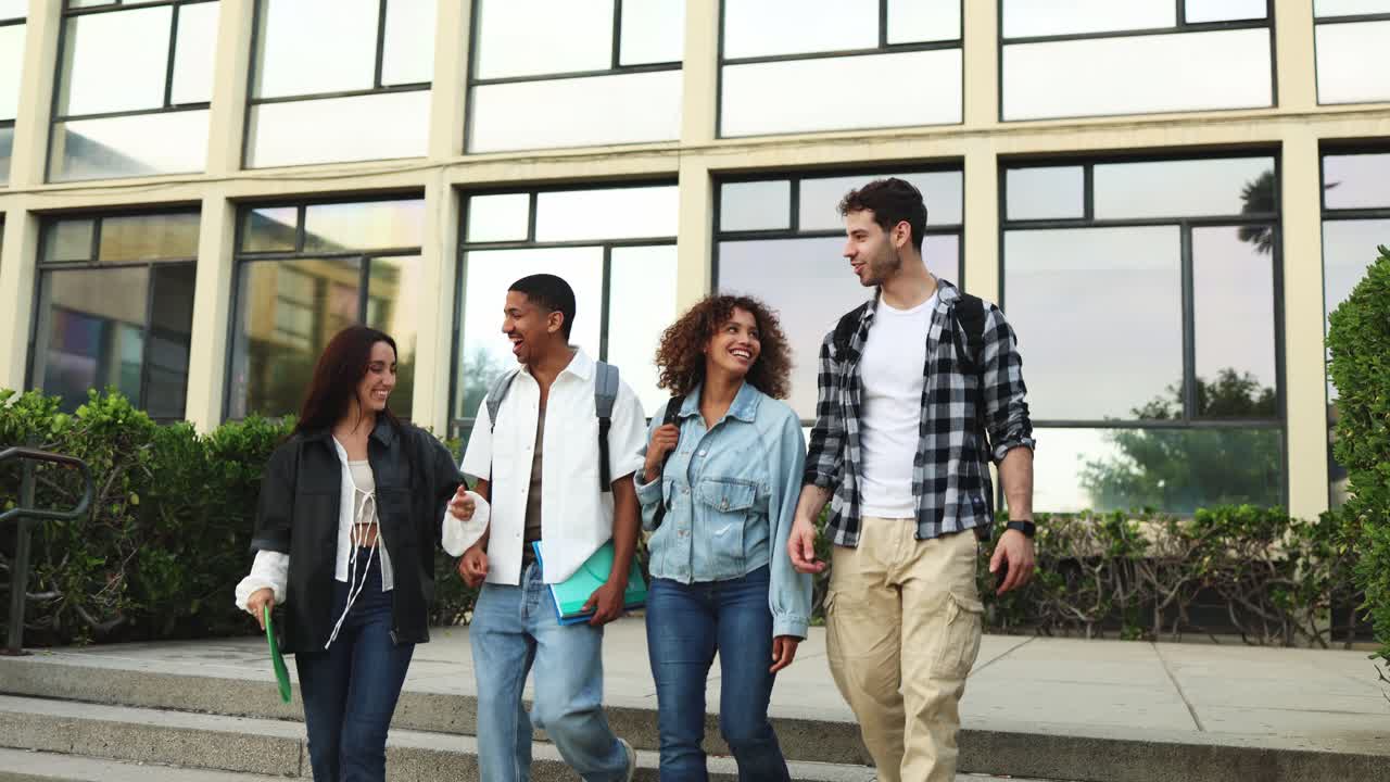 Gruppe mangfoldige studenter går og snakker på campus