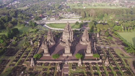 sol de la mañana en el pintoresco templo de prambanan, patrimonio de la unesco