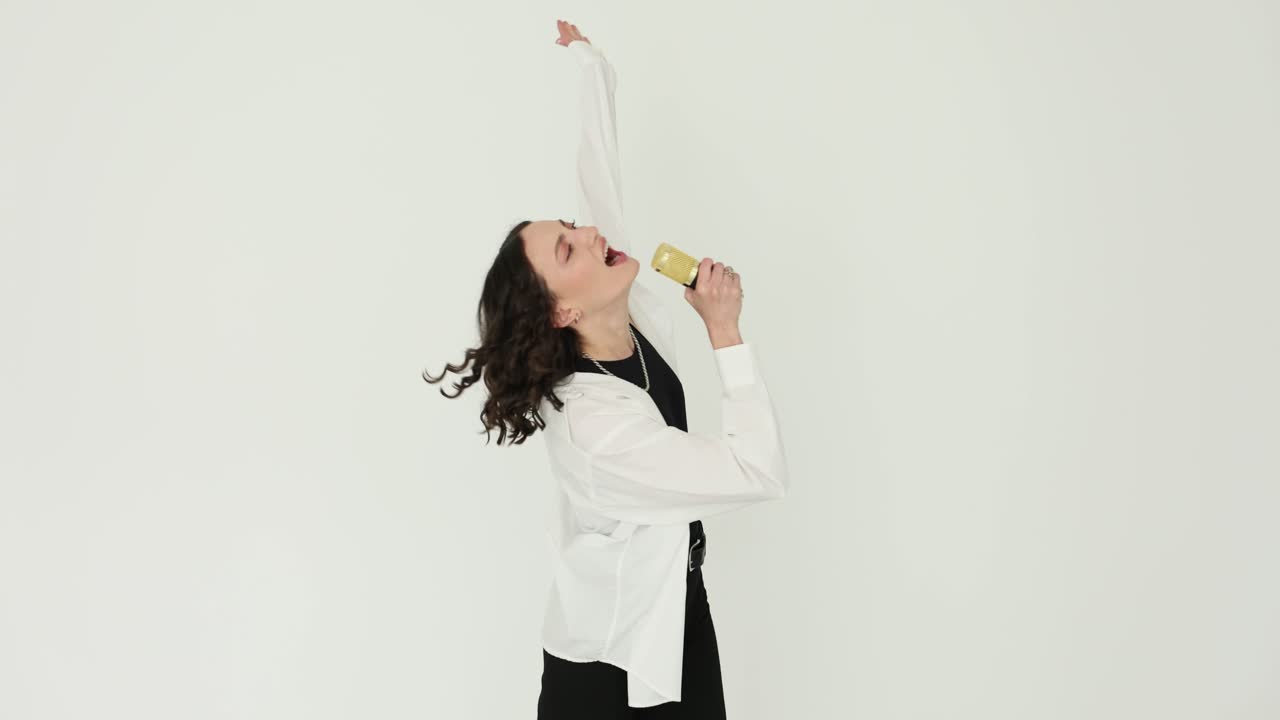 mujer cantando en un micrófono