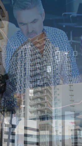 animación del procesamiento de datos financieros sobre diversas personas de negocios que usan computadoras portátiles
