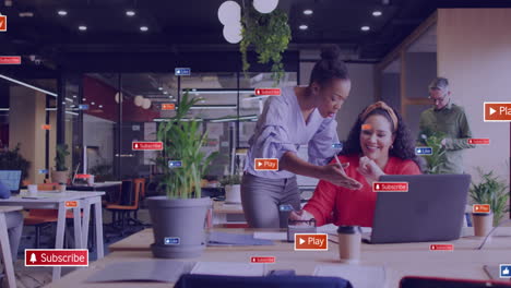animatie van social media-icons met teksten over verschillende collega's die het werk op kantoor bespreken