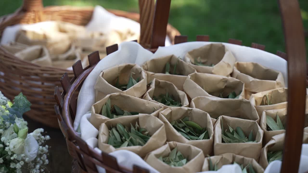 Vista cercana de una cesta forrada con tela y conos de papel
