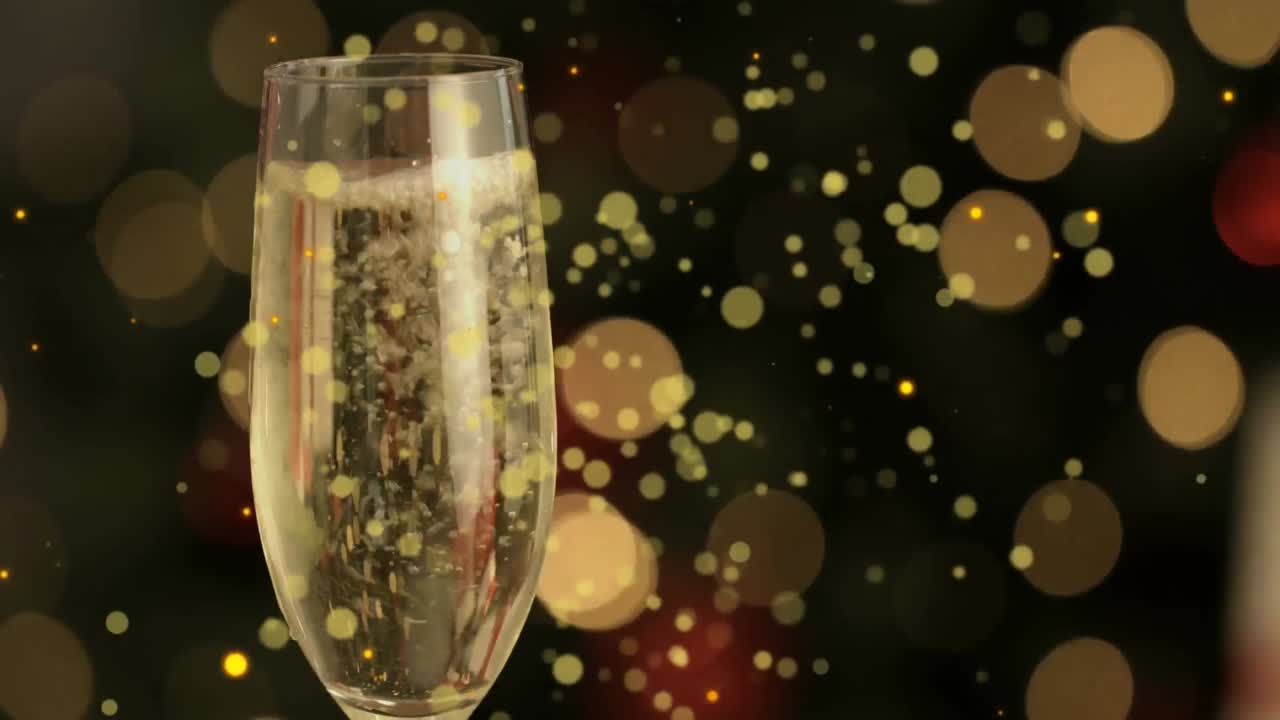 Animazione di luci dorate sopra champagne che viene versato in un bicchiere