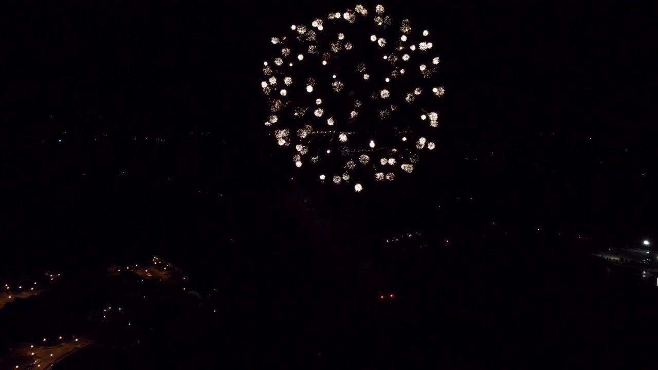 Volo notturno di drone sopra i fuochi d'artificio
