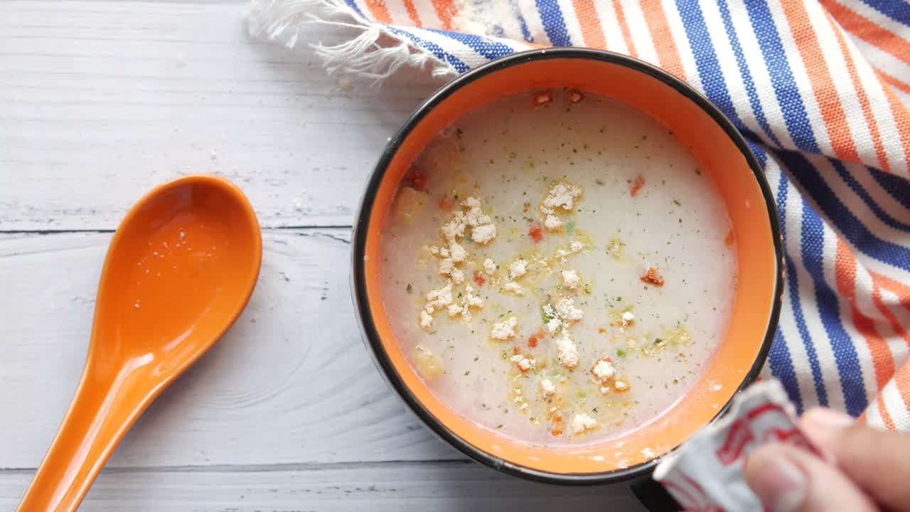 la preparación de sopa de crema con ingredientes