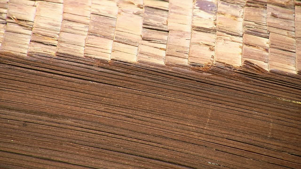 vista lateral de las tejas de madera hinoki