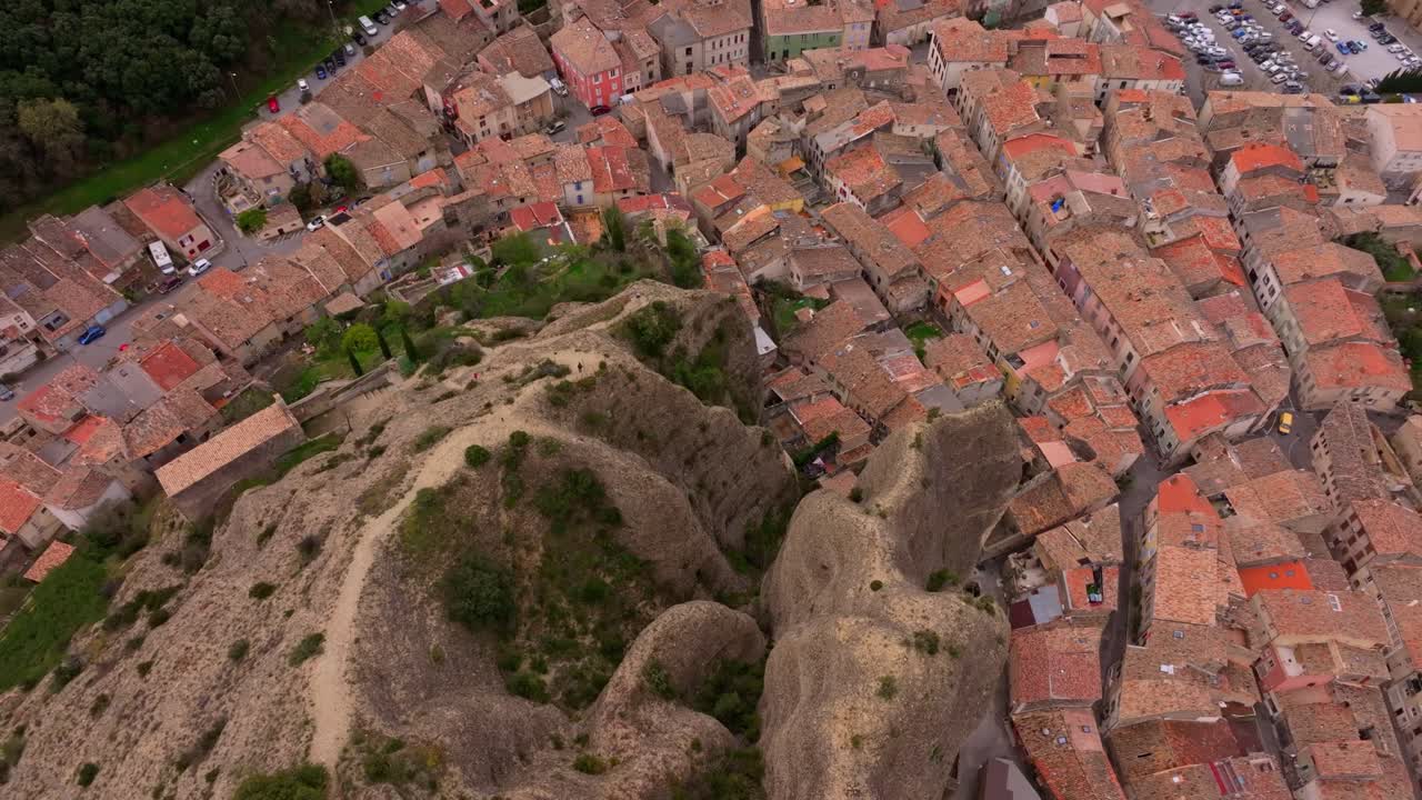 Vista aérea de Les Mees y su escarpado telón de fondo de Les Penitents