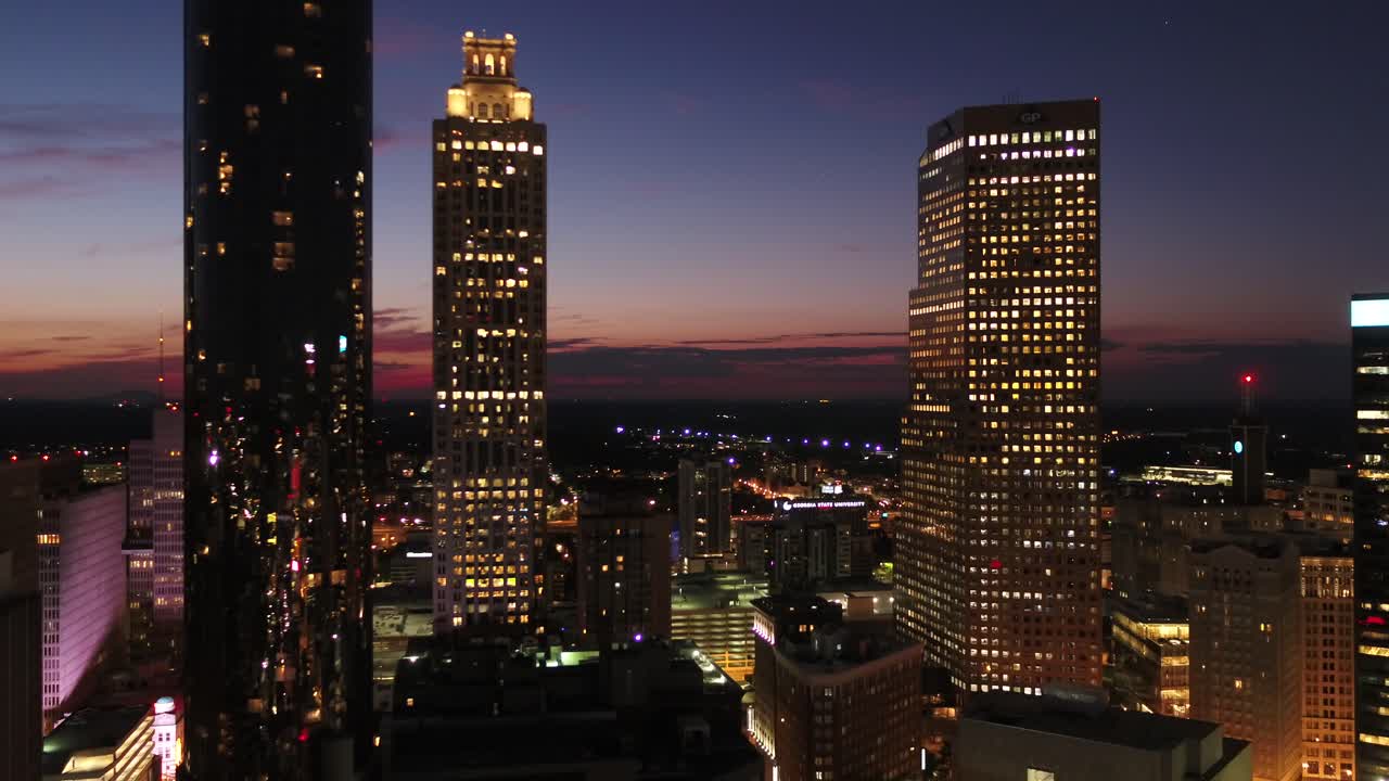 vuelo temprano en la mañana en el centro de atlanta