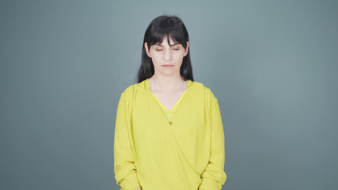 둔한 표정으로 카메라를 보는 여자.