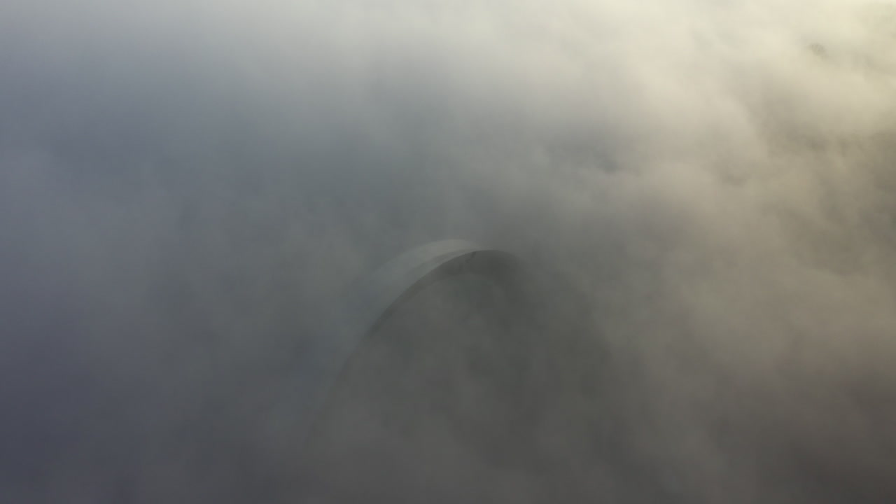 안개를 통해 게이트웨이 아치