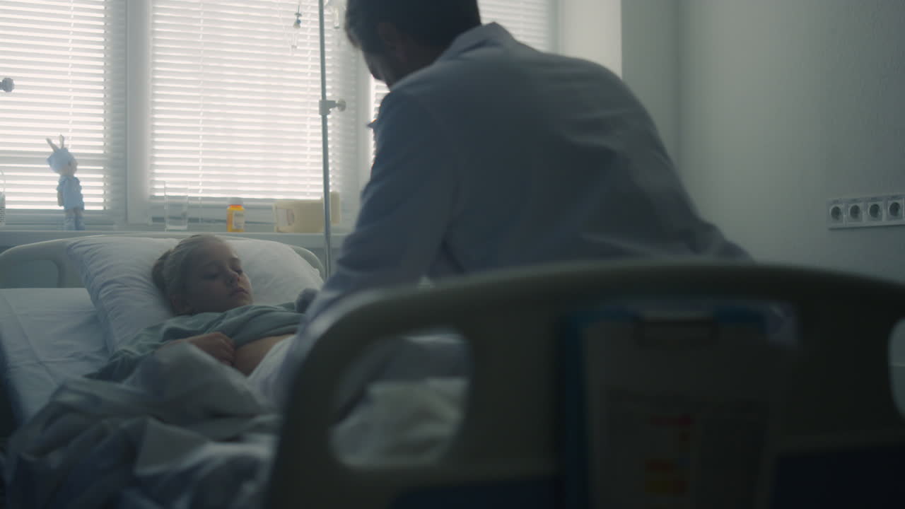 doctora enferma sentada cerca de la cama con vista trasera. examen médico en el hospital.