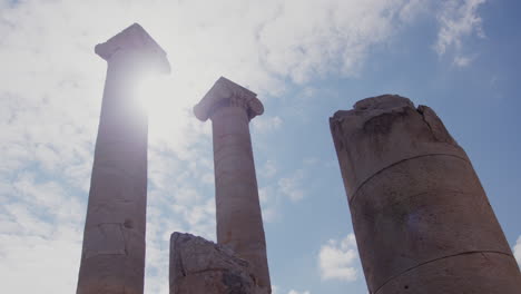 la luz de las lentes detrás de los pilares en el templo de artemisa en sardis