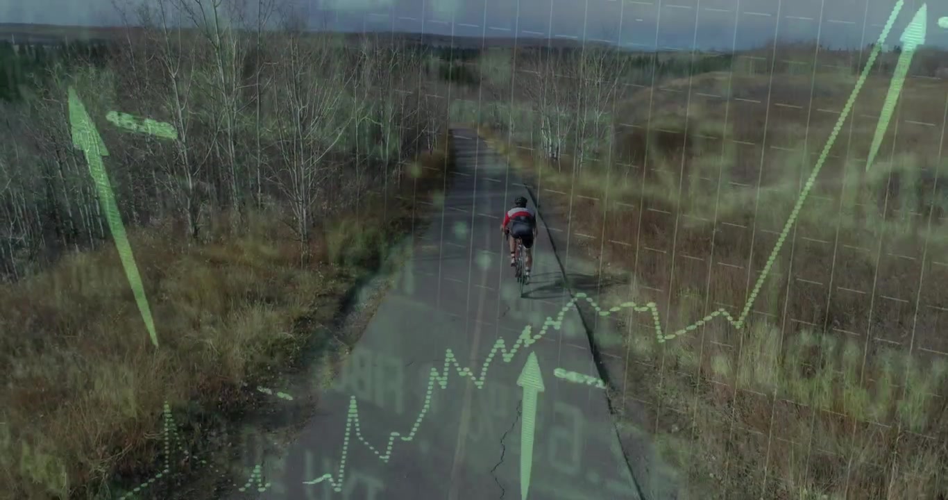 Ciclista che pedala su un sentiero rurale con drone che si inclina e overlay pulsanti di metriche di performance in crescita