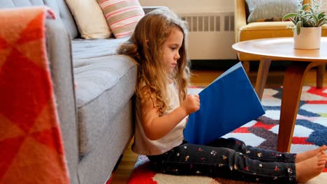 niña leyendo un libro.