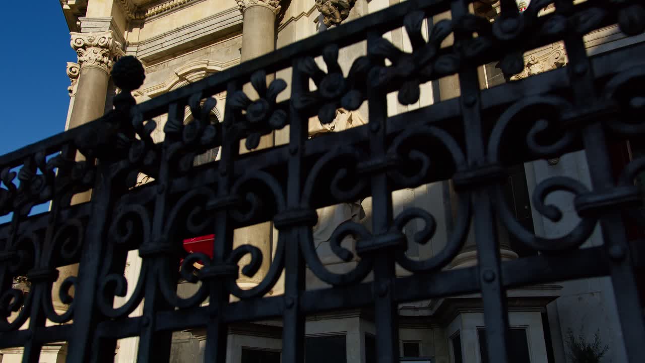 시칠리아의 카타니아에 있는 산타가타 대성당 (cattedrale di sant'agata) 의 장식된 문과 동상 세부 사항을 보여주는 푸시 인