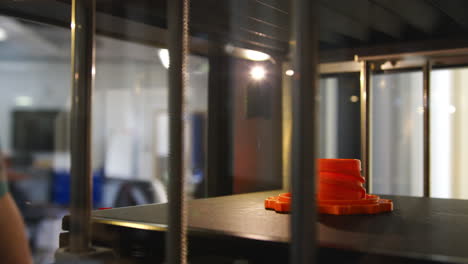 estudiante universitario masculino imprimiendo objetos 3d en la lección de diseño