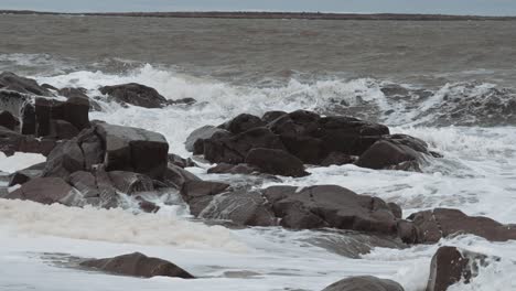 Las-Olas-En-Cámara-Lenta-De-Los-Hostiles-Mares-De-La-Bahía-De-Hudson-En-Canadá-Se-Arremolinan-Alrededor-De-La-Costa-Rocosa-En-Un-Tormentoso-Día-De-Otoño