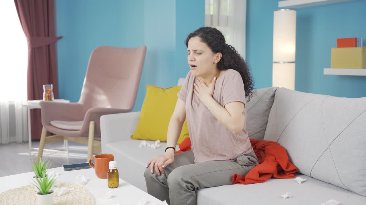 una joven con dificultad para respirar está respirando con dificultad.