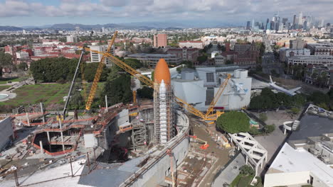 Space-Shuttle-Endeavor-during-construction-in-Los-Angeles-at-the-Science-Center,-aerial-orbiting