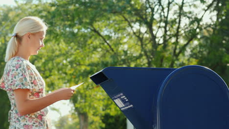 mujer vestida de verano envía una carta por correo