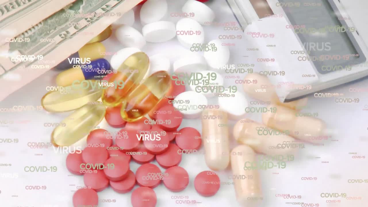 다양한 알약, 지폐 및 계산기 위에 떠다니는 여러 코로나19 단어의 애니메이션