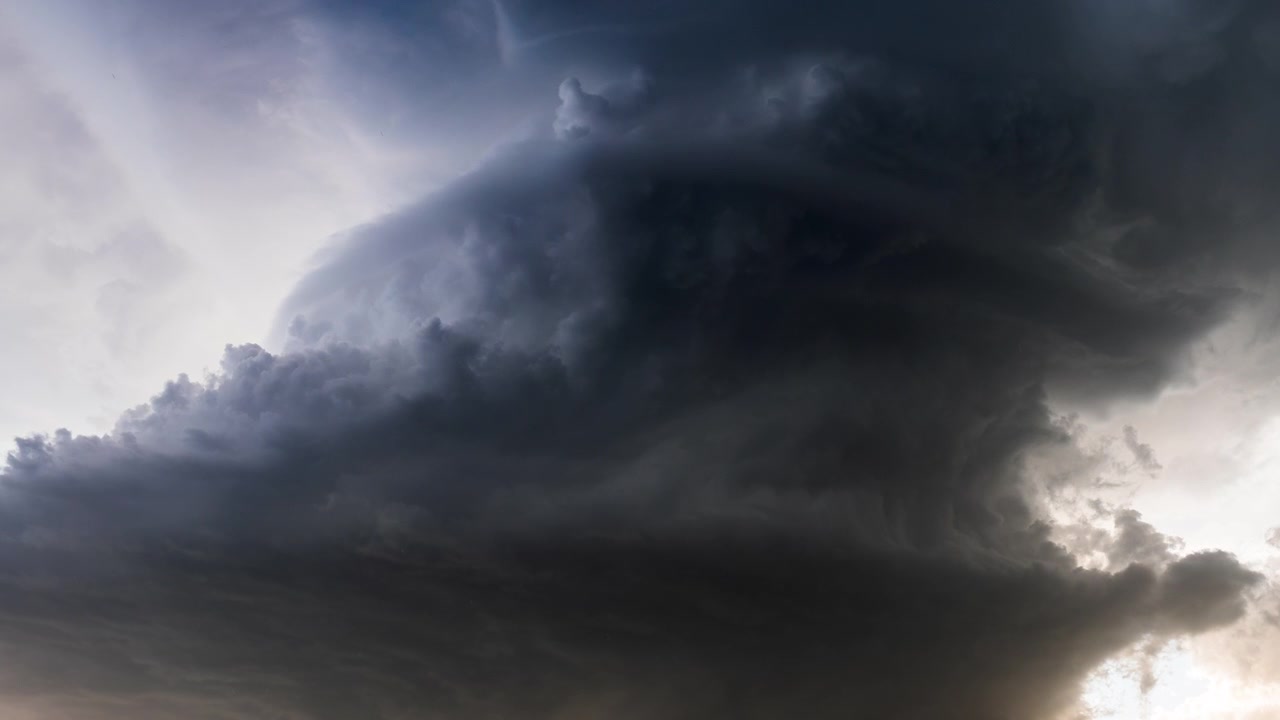 Awan badai yang bergulir cepat menciptakan pemandangan langit atmosfer yang intens.