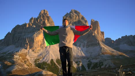 意大利多洛米特山 (dolomites of italy) 位於意大利東南部的rifugio auronzo山區,這片影片是以意大利國旗為背景的,拍攝於日出時刻,以4k高清拍攝