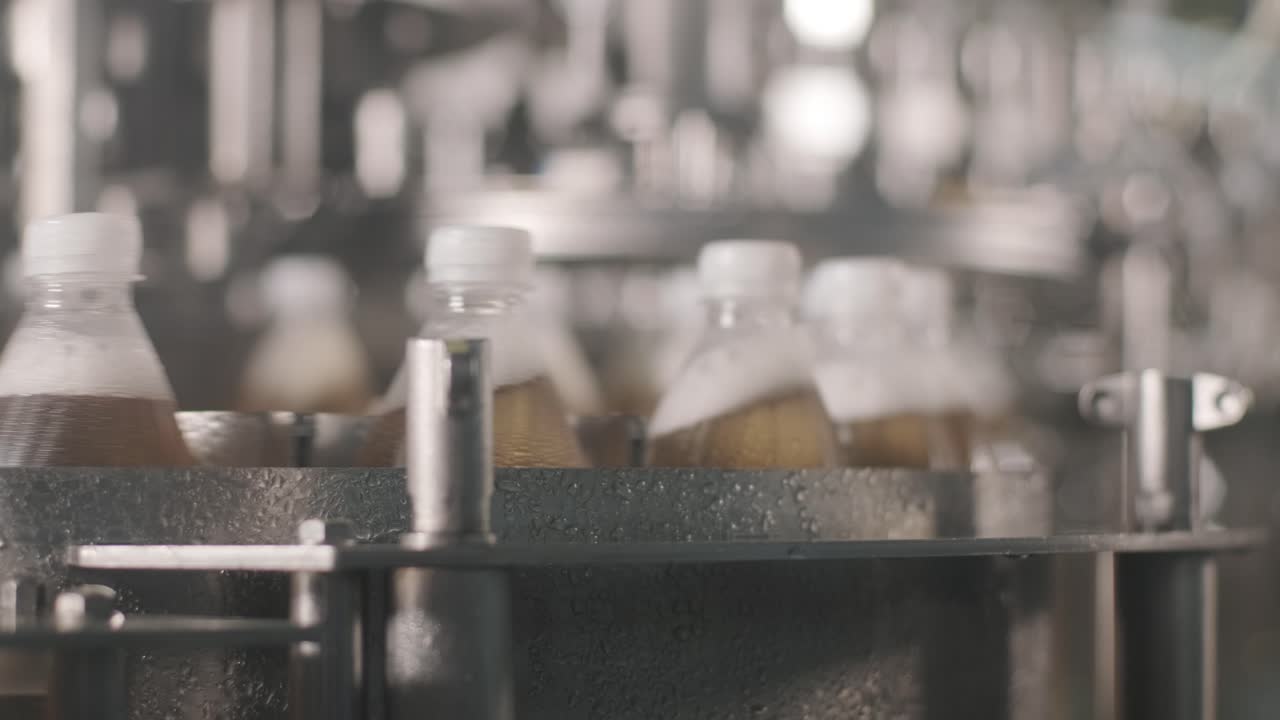 현대 음료 공장에서 주스 또는 물을위한 병을 가진 컨베이어 벨트 - 달한 소다 물의 현대 생산