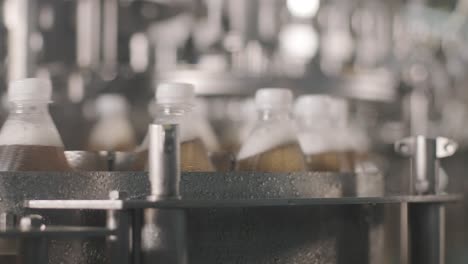 cinta transportadora con botellas para jugo o agua en una planta moderna de bebidas. producción moderna de agua dulce soda