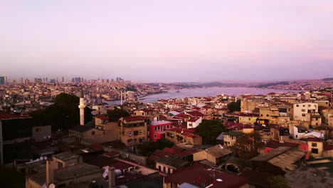 dolly aérea da hora dourada sobre a cidade de istambul, na turquia, vista do horizonte