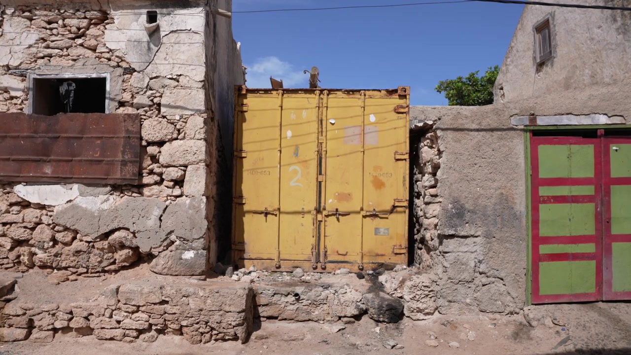Shippingcontainer mellem rustikke bygninger i Sal Rei by, Boa Vista ø, Kap Verde.