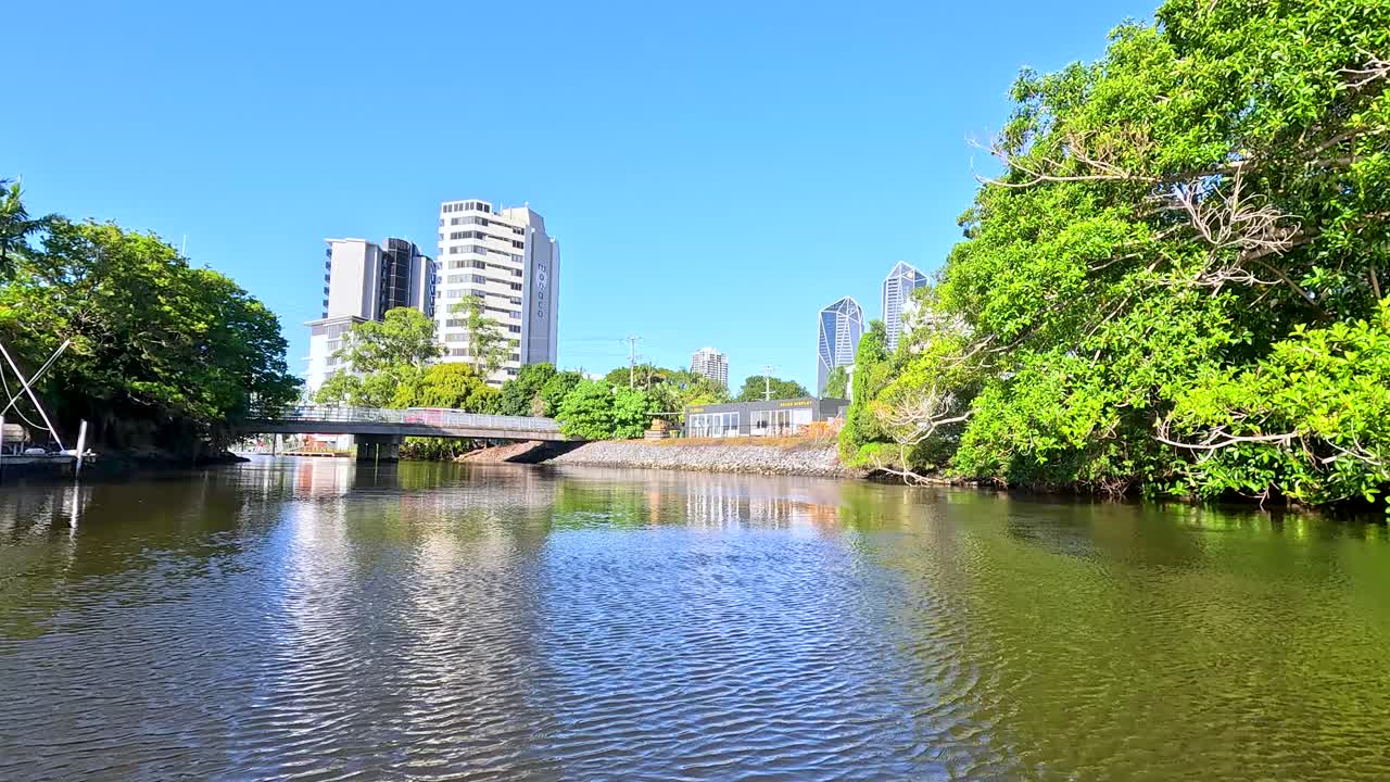 골드 코스트 수로를 가로지르는 경치 좋은 보트 여행