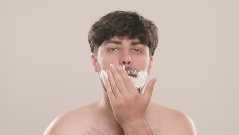 el afeitamiento del hombre
