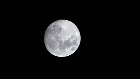 Primer-Plano-De-La-Luna-Llena-Iluminada,-Lapso-De-Tiempo-De-Paisaje-Nocturno