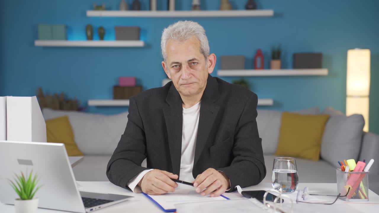 홈 오피스 노동자 남자가 카메라에 지루해 보입니다.