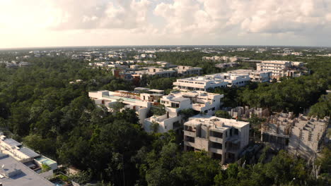 casas de apartamentos en el área suburbana de la ciudad con follaje denso, méxico