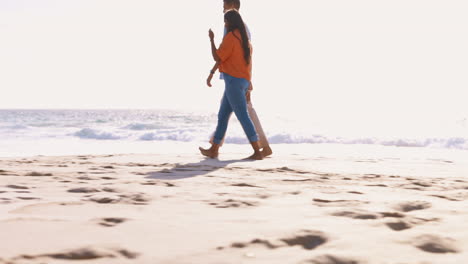 hablando, una cita y una pareja caminando por la playa
