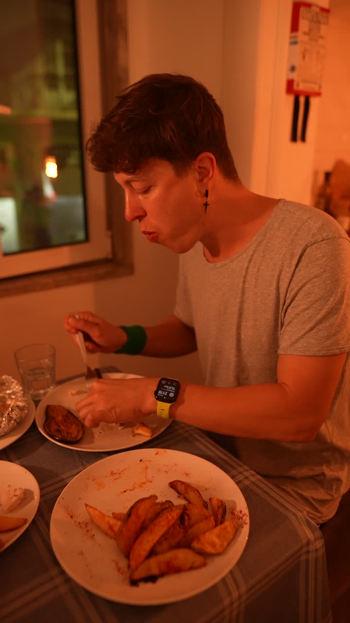 человек, обедающий дома