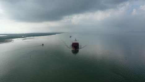 Barco-Mercante-En-El-Río-San-Jacinto-En-Laporte,-Texas