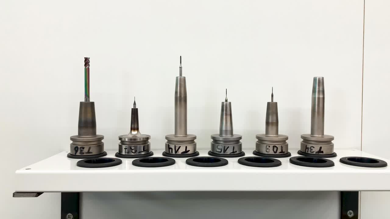 fresa sujetada en un soporte en un soporte de fresa