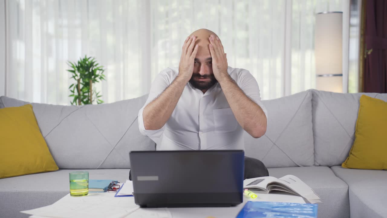 trabajador de oficina en casa que tiene un colapso nervioso.