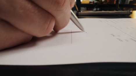 persona que firma un documento