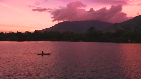 Un-Padre-Remando-En-Su-Canoa-Regresando-A-Casa-Por-La-Noche-Después-De-Pescar-En-El-Mar