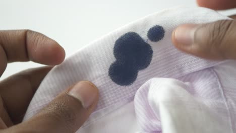 mancha de tinta en el cuello de la camisa blanca