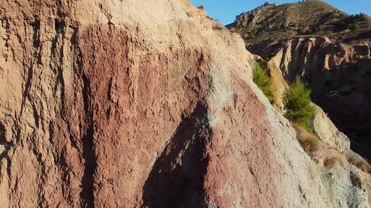 절벽을 바라보며 스페인 동부에 있는 모네그레 광야의 험준한 지형과 협곡을 드러내고 있습니다 - 공중 슬라이딩 뷰