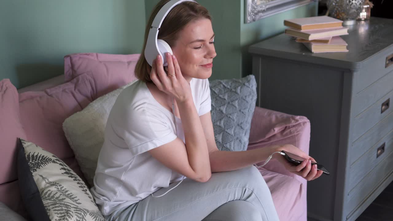 헤드폰으로 음악을 듣는 긍정적 인 소녀